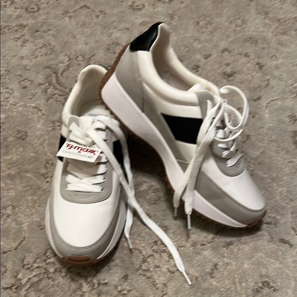 Dolce Vita 9.5 Stylish White and Black Women's Sneakers
